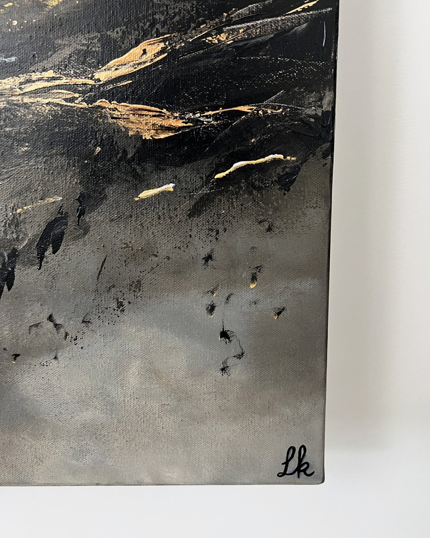 De doorgeschilderde zijkant van Toward the light, met de signatuur Lk rechtsonder