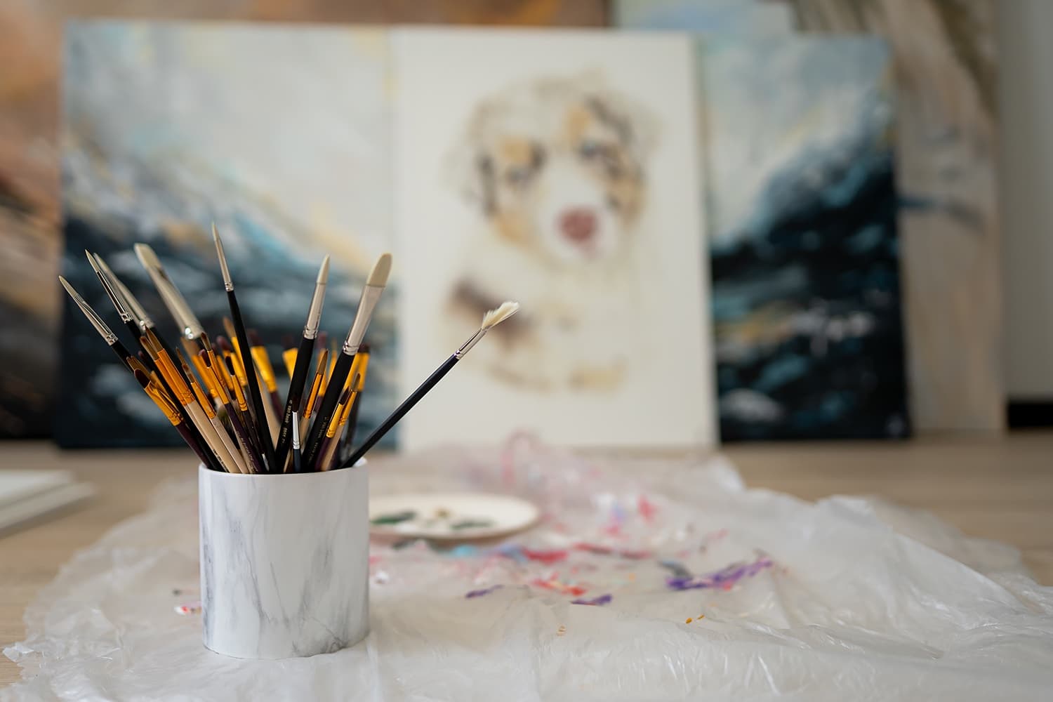 Penselen in het atelier